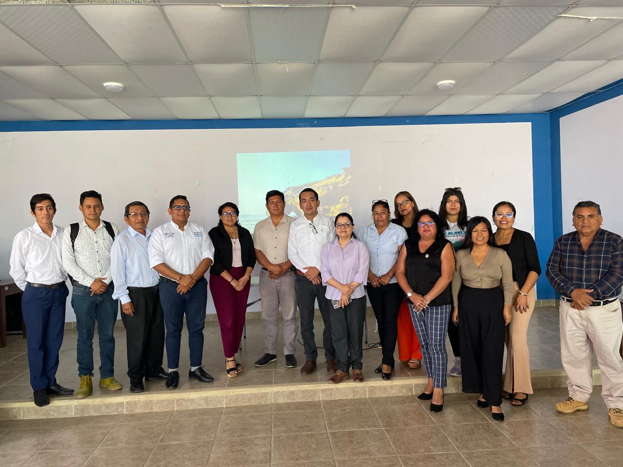 En la primera reunión de la Mesa Técnica de Trabajo realizada en el Salón Multiusos "Francisca Fiestas de Viera" en el distrito de Lobitos, participaron la regidora Tania Serna Silupú y la subgerente de turismo Gheysu Olivos Gordon, en representación de la Municipalidad Distrital de El Alto, liderada por el alcalde Sr. Reedy Bancayan Palomino, este encuentro tuvo como objetivo principal abordar la problemática del agua potable y saneamiento que afecta a los distritos de la provincia de Talara.
En esta importante reunión estuvieron presentes el director regional de Comercio Exterior y Turismo, Richard Neira Colmenares, y representantes de las Municipalidades Distritales de El Alto, Máncora, Lobitos y Los Órganos, durante la sesión, se presentó una relación de Proyectos de Inversión de Agua Potable, Saneamiento y Drenaje enviados por cada municipalidad para su evaluación correspondiente. El objetivo principal de esta presentación fue determinar el estado situacional de cada proyecto para, posteriormente, elaborar un informe técnico que facilite las coordinaciones necesarias.
Richard Neira de DIRCETUR, escuchó con atención las solicitudes y preocupaciones de los representantes municipales sobre el grave problema de desabastecimiento de agua potable en sus distritos, mencionándose la necesidad de contar con la presencia de un representante de la SUNASS y de la EPS GRAU en la próxima reunión. El director se comprometió a encontrar una pronta solución y a gestionar una reunión inmediata con EPS GRAU para abordar este asunto. Asimismo, se anunció que en la próxima reunión de la Mesa Técnica de Trabajo se solicitará la presencia de los alcaldes de cada distrito, así como de los gerentes municipales y regidores que forman parte de la Comisión de Turismo.
Otro tema discutido en la reunión fue la baja acogida de las capacitaciones y talleres para orientadores turísticos. Se destacó la necesidad de buscar nuevas estrategias para llegar efectivamente a los prestadores turísticos y mejorar la comunicación con los turistas que visitan las playas.