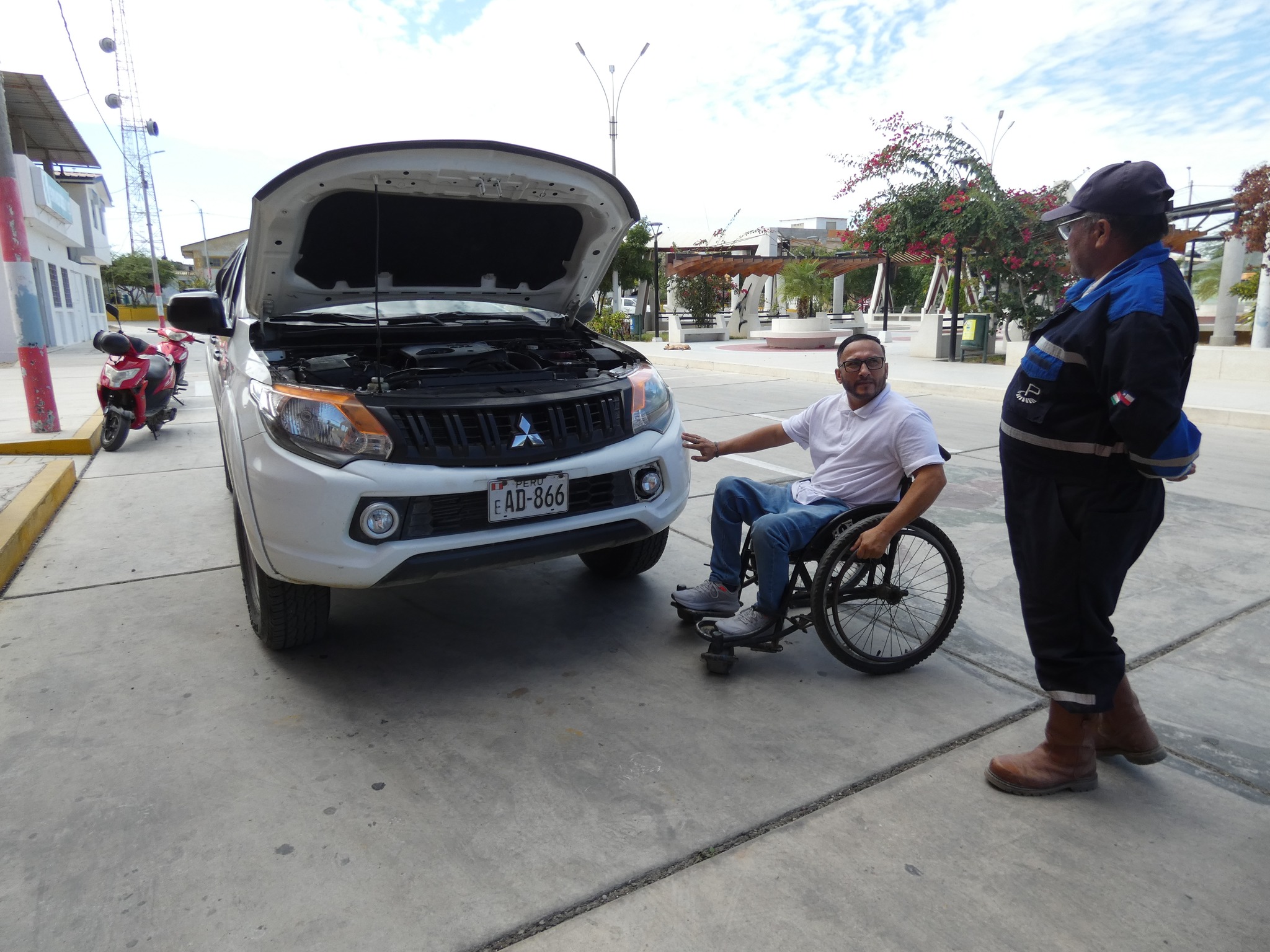 Un logro más se concretó, gracias a la gestión que dirige el burgomaestre alteño Reedy Bancayan Palomino. La mañana del jueves 16 de mayo, la Subgerente de Control y Maquinarias Ing. Milena Vílchez realizó la entrega de la camioneta Mitsubishi AED866, unidad móvil de la entidad municipal, la cual se encontraba internada por problemas mecánicos. Dentro de las fallas diagnosticadas se encontró rotura del pistón N° 3 y metales de bancada que se habían rebanado.
Cabe señalar que, para mantener operativa la unidad, se realizó un mantenimiento general, cambio de neumáticos, inyección, baterías, pistones, entre otros. De esta manera se fortalece el parque automotor de la municipalidad y se demuestra el compromiso continuo de la recuperación de las unidades que estarán al servicio de la gestión y de la comunidad alteña.
El primer regidor Armando Cornejo León indicó que se está trabajando de manera coordinada para seguir recuperando más unidades lo que permitirá optimizar el desarrollo de los servicios que brinda cada área de la entidad municipal.