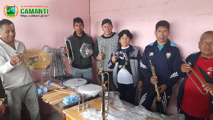 Alcalde de Camanti Dona Instrumentos Musicales a la Banda de la IE Integral Rosa de América