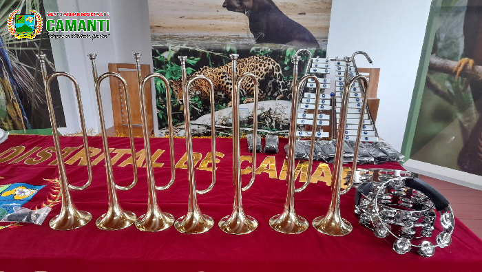 Alcalde de Camanti Dona Instrumentos Musicales a la Banda de la IE Integral Rosa de América