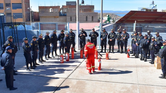 Serenos puneños son capacitados en el uso adecuado de los extintores para optimizar la calidad de servicio