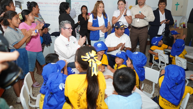 GORE entrega 197 kits educativos a niños de colegios de Castilla Y Catacaos