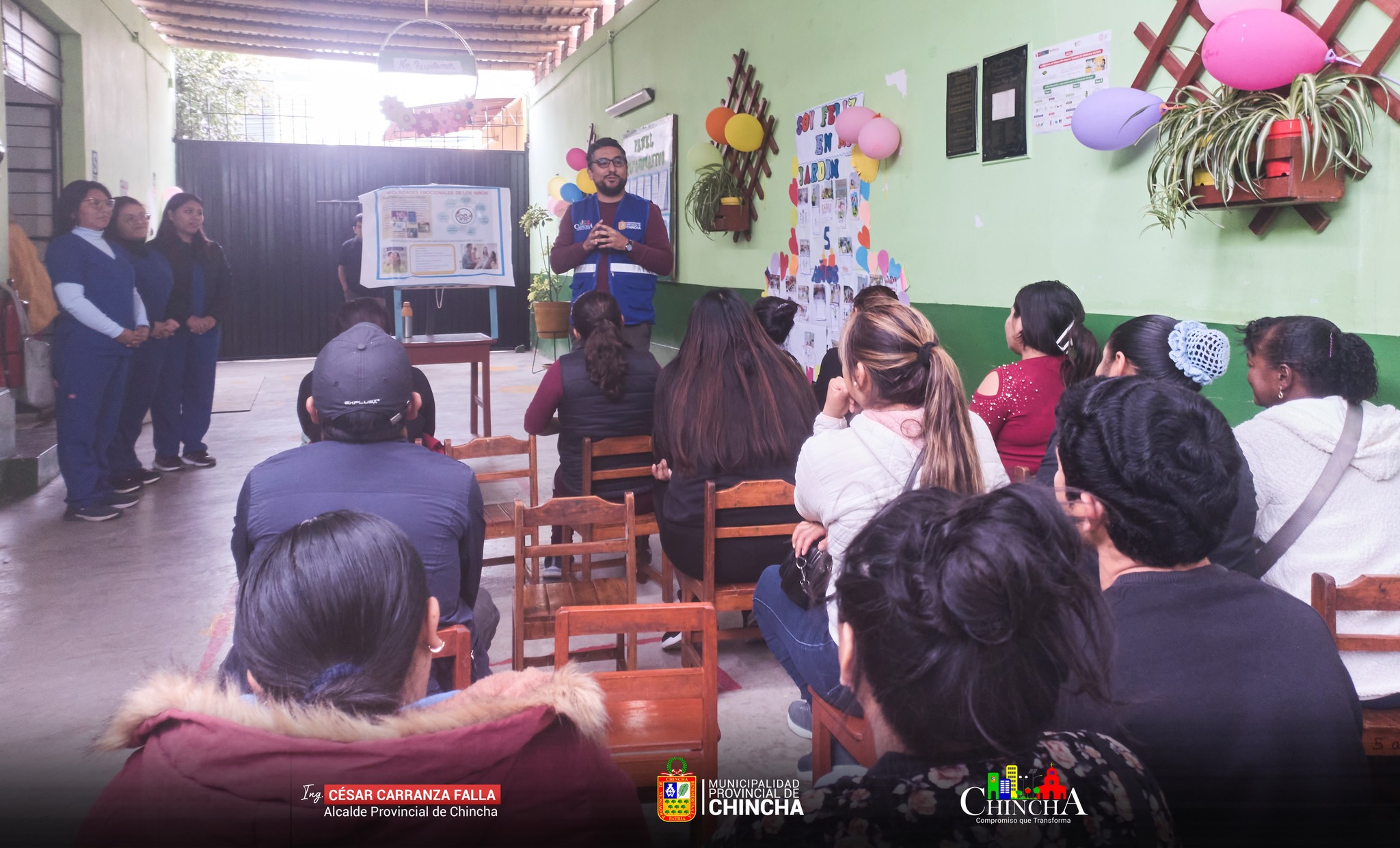 Nuestro equipo técnico de psicólogos se presentó en la Institución Educativa Cuna Jardín 435 para impartir una charla dirigida a los padres de los estudiantes de dicha institución. El enfoque de la charla fue el bienestar familiar y social, abarcando la conducta tanto de los padres como de los menores. Se destacó la importancia de que una conducta adecuada en los niños emana de una conducta ejemplar por parte de sus tutores, dado que los hijos reflejan el comportamiento de sus padres. Se aconsejó la implementación de reglas en el hogar que no solo rijan para los niños, sino para todos los miembros de la familia, facilitando así la adaptación del niño a las "Normas de Convivencia" presentes en la mayoría de las escuelas.
El Licenciado Gonzalo Valencia alentó a los presentes a acudir a la Demuna Provincial de Chincha ante cualquier duda o inquietud y a registrar una cita previa, la cual es completamente gratuita para todos los ciudadanos.
#MunicipalidadProvincialDeChincha #CompromisoQueTransforma #CesarCarranzaFalla