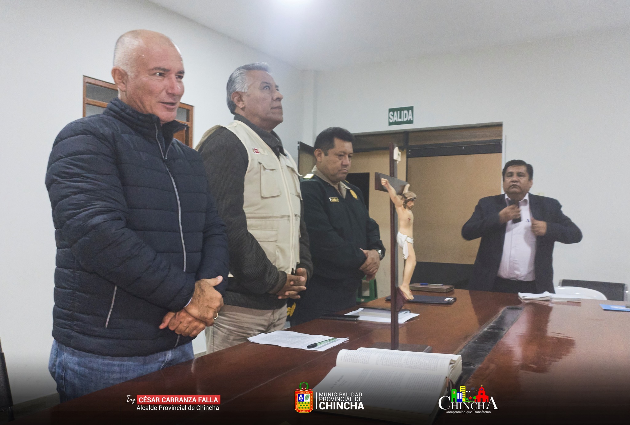 En la más reciente reunión del Comité Provincial de Seguridad Ciudadana (COPROSEC), se resaltó la preocupación por la seguridad en el ámbito escolar. Durante el encuentro, se dio la bienvenida a los nuevos integrantes, juramentados por el Ing. César Carranza Falla:
Dra. María Mercedes (Representante del Ministerio Público)
Dr. Francesco Cesar (Coordinador del CEM 24 horas - Chincha)
Abogado Ángel Manuel Páucar (Jefe de la Sede Regional de Chincha)
El Secretario del COPROSEC, Óscar Velit, destacó con orgullo que nuestra municipalidad se encuentra entre las primeras en presentar planes de seguridad bien estructurados. Sin embargo, se identificaron problemas críticos en las escuelas, tales como el tráfico de drogas y alcohol tanto dentro como fuera de las instituciones educativas.
El director de la UGEL Wilbert Torres instó a la Policía Nacional del Perú (PNP) a desplegar personal de inteligencia para investigar a fondo estos problemas, debido al alarmante aumento de casos de abuso y violencia contra los docentes. En respuesta a esta situación, el Director del Hospital San José, Dr. Edwin Reátegui se comprometió a asignar 10 psicólogos que se distribuirán en distintas escuelas, con el objetivo de apoyar y mejorar la salud mental de los estudiantes que lo requieran.
#MunicipalidadProvincialDeChincha #CompromisoQueTransforma #CesarCarranzaFalla