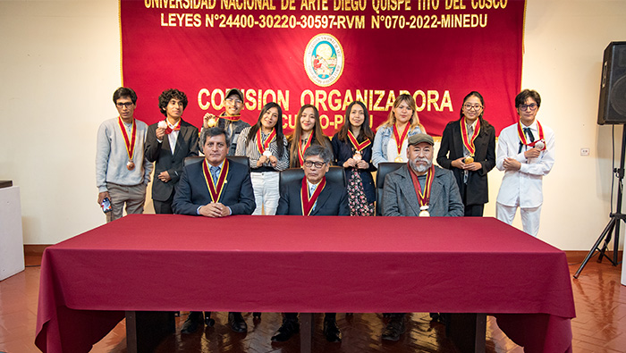 Alumnos ganadores posan junto a las autoridades