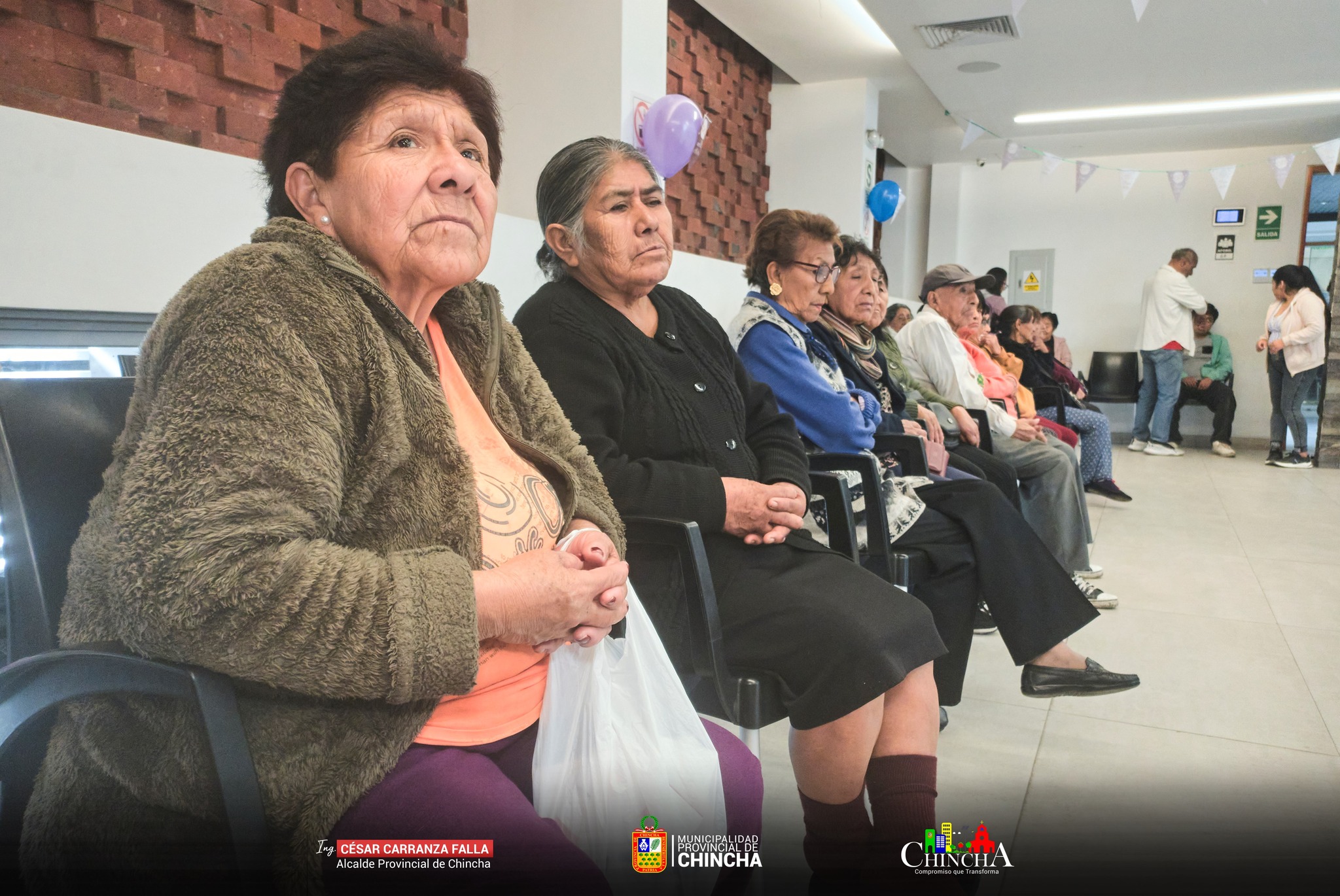 Como parte del Plan Municipal, mediante el Programa Saberes Productivos, organizamos una festiva reunión para los usuarios de Pensión 65. Durante esta actividad, los asistentes compartieron sus historias y recuerdos, generando un espacio de diálogo y aprendizaje mutuo. Además, participaron en juegos didácticos que fomentaron la interacción y el compañerismo. Fue una tarde enriquecedora que permitió a los participantes conocer y valorar los "Saberes Productivos" de cada uno.
#MunicipalidadProvincialDeChincha #CompromisoQueTransforma #CesarCarranzaFalla