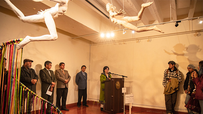 Expositora realiza la presentación de su trabajo ante el público asistente. 