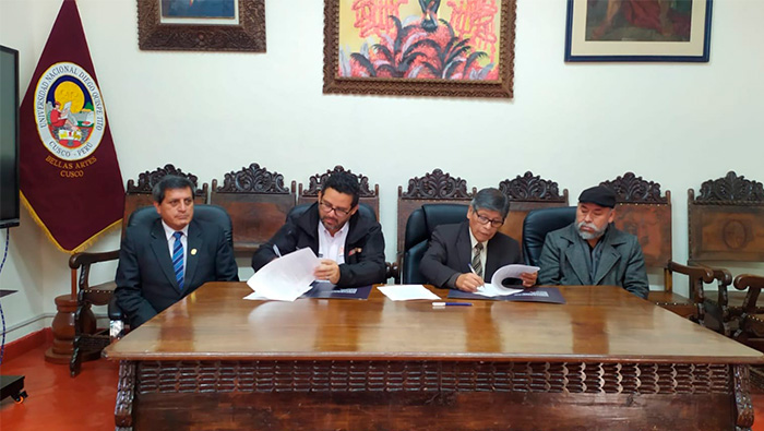 Representantes de ambas instituciones en el momento de la firma.