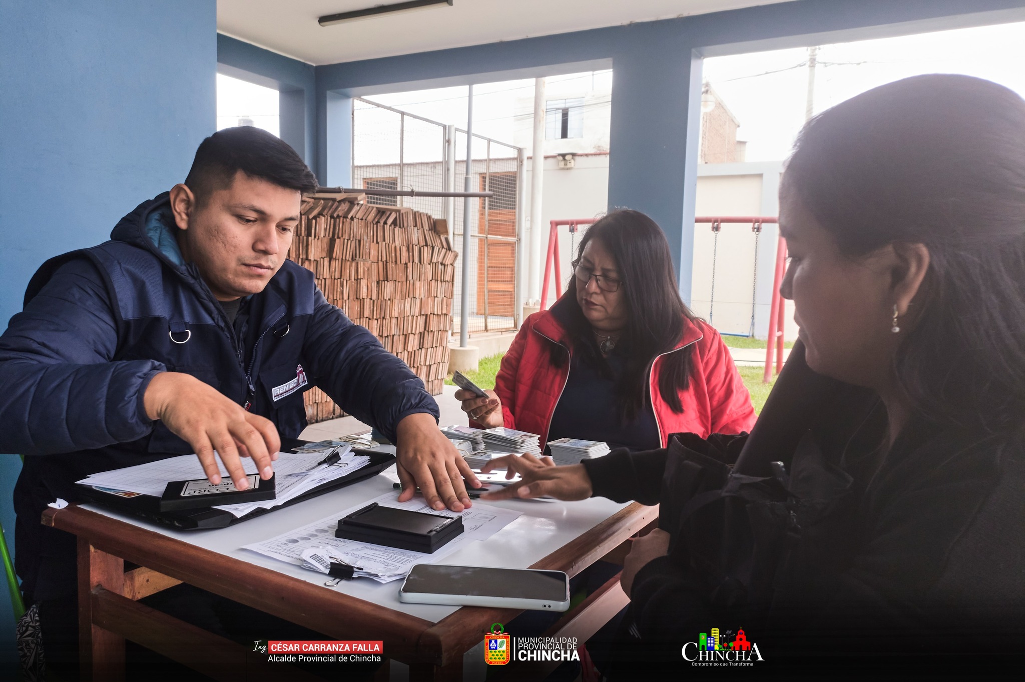 La Municipalidad Provincial de Chincha, en colaboración con RENIEC, organizó una exitosa jornada de entrega de DNI. Este evento, coordinado por el área de Registro Civil, permitió a muchos ciudadanos obtener sus documentos de identidad de manera ágil y eficiente.
Invitamos a la comunidad a seguirnos en nuestras redes sociales para estar informados sobre próximos eventos y actividades. La Municipalidad de Chincha y RENIEC continuarán trabajando juntos para ofrecer más servicios de calidad a nuestros ciudadanos.