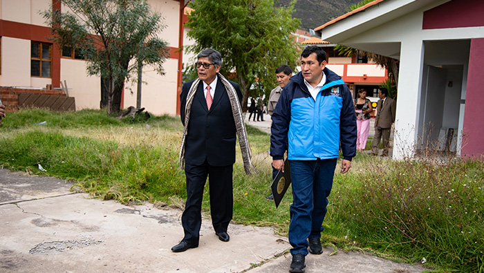 El presidente de la Comisión Organizadora junto al alcalde de la Municipalidad Provincial de Calca recorren las instalaciones del local en mantenimiento de la Sede Calca.