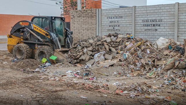 🔰El equipo de limpieza pública día a día salen a limpiar nuestras calles, con el objetivo de erradicar los puntos de concentración de desperdicios.
Es por ello que nuestra maquinaria pesada municipal realizó el recojo de escombros en calle nueva.
Le pedimos a los vecinos en cuidar la limpieza y la salubridad de nuestra Provincia, y no realicemos acciones irresponsables que atenten contra el ornato y la salud pública.
#MunicipalidadProvincialDeChincha
#CompromisoQueTransforma
📱¡Estamos en Tik Tok!, síguenos en: https://www.tiktok.com/@muniprovindechincha