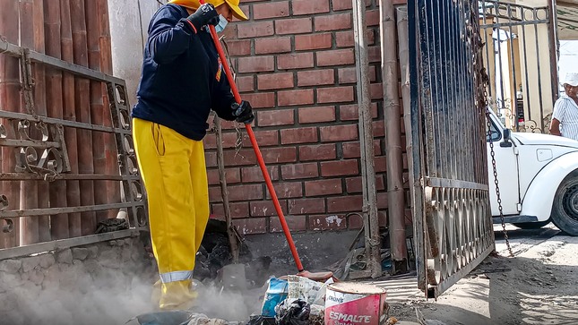 🔰Comprometidos con la limpieza y la salud de nuestra Provincia, el equipo de limpieza pública realizó una jornada de limpieza en la Urb. Casa Grande, retirando los residuos que se encontraban en el suelo y en las áreas verdes.
🚜 Con el uso de maquinaria pesada, se logró retirar una gran cantidad de desmonte y basura que afectaba el entorno y ponía en riesgo la salud de nuestros vecinos.
¡Sigamos trabajando juntos por una Provincia más limpio y saludable!”
#MunicipalidadProvincialDeChincha
#CompromisoQueTransforma
📱¡Estamos en Tik Tok!, síguenos en: https://www.tiktok.com/@muniprovindechincha