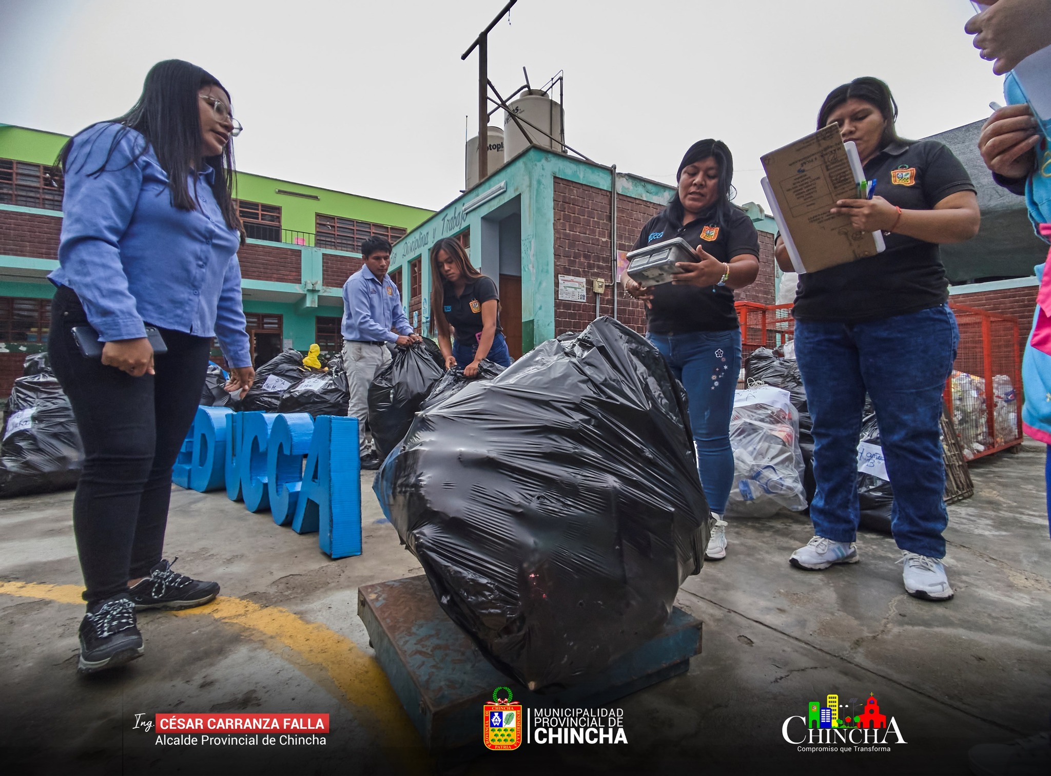 Con motivo de la celebración del Día del Reciclaje el 17 de mayo, nuestro equipo de EDUCCA organizó un Reciclatón, una iniciativa destinada a recolectar la mayor cantidad de materiales reciclables de las instituciones educativas asociadas al programa. Esta actividad se llevó a cabo en colaboración con recolectores formalizados, quienes se encargaron de la gestión final de estos residuos reutilizables.
Como municipalidad, nuestra misión es fomentar prácticas ecológicas sostenibles que protejan el medio ambiente, promuevan el bienestar de la comunidad y preserven la biodiversidad.
#MunicipalidadProvincialDeChincha
#CompromisoQueTransforma
📱¡Estamos en Tik Tok!, síguenos en: https://www.tiktok.com/@muniprovindechincha