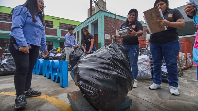 Con motivo de la celebración del Día del Reciclaje el 17 de mayo, nuestro equipo de EDUCCA organizó un Reciclatón, una iniciativa destinada a recolectar la mayor cantidad de materiales reciclables de las instituciones educativas asociadas al programa. Esta actividad se llevó a cabo en colaboración con recolectores formalizados, quienes se encargaron de la gestión final de estos residuos reutilizables.
Como municipalidad, nuestra misión es fomentar prácticas ecológicas sostenibles que protejan el medio ambiente, promuevan el bienestar de la comunidad y preserven la biodiversidad.
#MunicipalidadProvincialDeChincha
#CompromisoQueTransforma
📱¡Estamos en Tik Tok!, síguenos en: https://www.tiktok.com/@muniprovindechincha