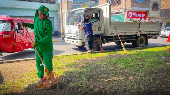 Con el objetivo mejorar las áreas verdes y la imagen de nuestra Provincia, el personal de parques y jardines de la entidad municipal, sigue realizando la ardua labor de mantenimiento, limpieza y poda de grass en la Av. Virgen de Fátima y Av. Luis Massaro.
Se invoca a la población que contribuyan de manera responsable en cuidar nuestras áreas verdes y no arrojar basura en los parques, plazas y otros espacios de recreación que hay en nuestra Provincia.
Nuestro compromiso es cuidar y conservar las áreas verdes.
¡ POR UNA CHINCHA VERDE Y LIMPIA !
#MunicipalidadProvincialDeChincha
#CompromisoQueTransforma
📱¡Estamos en Tik Tok!, síguenos en: https://www.tiktok.com/@muniprovindechincha