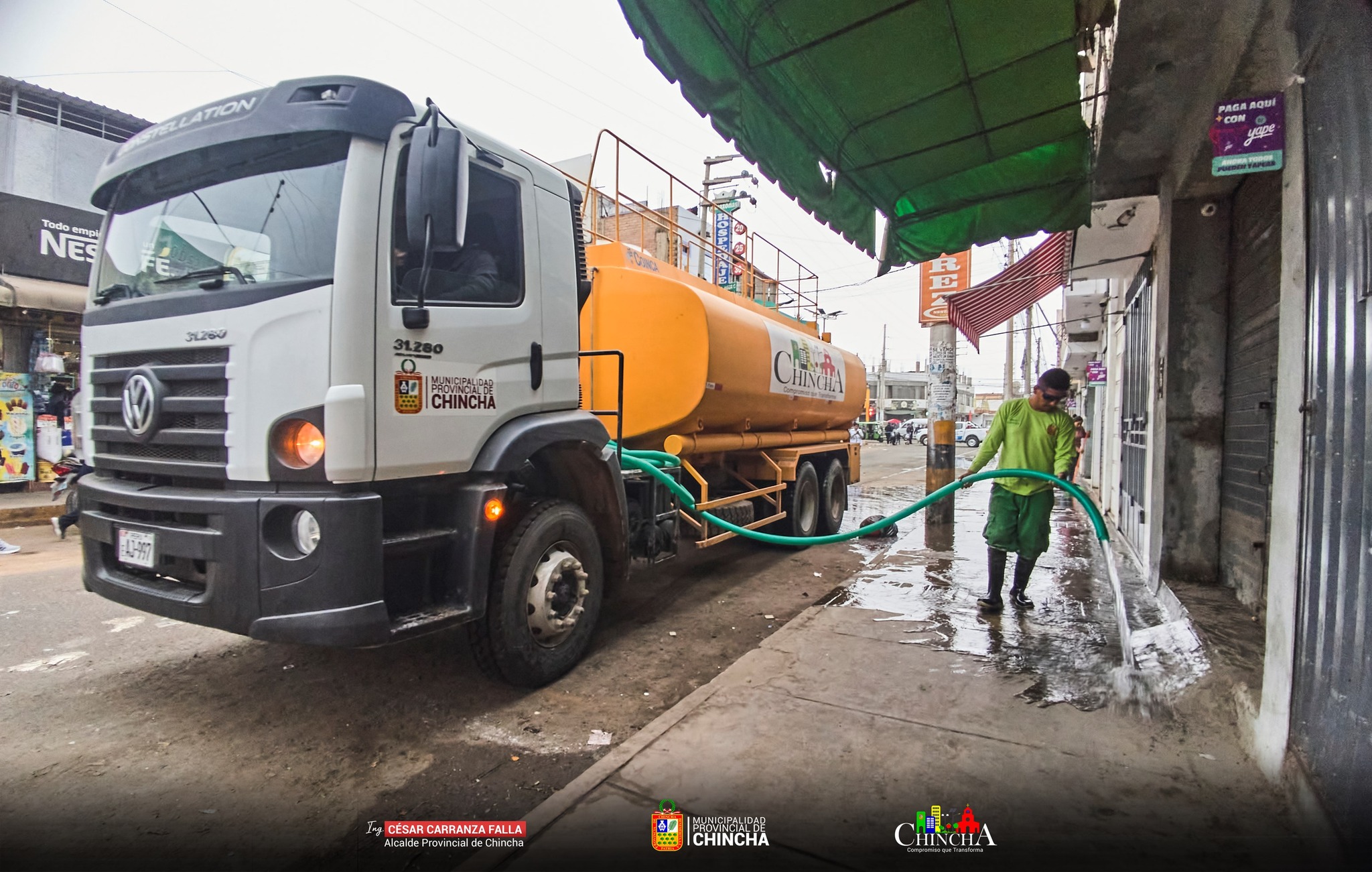 La Municipalidad Provincial de Chincha a realizado una importante labor de limpieza en las principales calles del mercado, incluyendo Calle Sucre y Chachapoyas, así como el área del Mercado Mayorista. Desde tempranas horas., se trabajó en la remoción de polvo, suciedad y lodo, utilizando maquinaria pesada para garantizar resultados óptimos. Esta acción, además de embellecer el entorno, busca promover la salud pública y mejorar las condiciones sanitarias en una zona vital de la ciudad.
#MunicipalidadProvincialDeChincha
#CompromisoQueTransforma
📱¡Estamos en Tik Tok!, síguenos en: https://www.tiktok.com/@muniprovindechincha