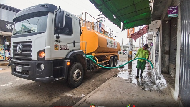 La Municipalidad Provincial de Chincha a realizado una importante labor de limpieza en las principales calles del mercado, incluyendo Calle Sucre y Chachapoyas, así como el área del Mercado Mayorista. Desde tempranas horas., se trabajó en la remoción de polvo, suciedad y lodo, utilizando maquinaria pesada para garantizar resultados óptimos. Esta acción, además de embellecer el entorno, busca promover la salud pública y mejorar las condiciones sanitarias en una zona vital de la ciudad.
#MunicipalidadProvincialDeChincha
#CompromisoQueTransforma
📱¡Estamos en Tik Tok!, síguenos en: https://www.tiktok.com/@muniprovindechincha