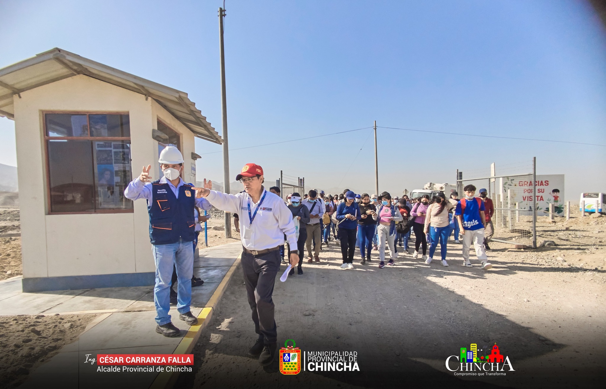 Con gran satisfacción, recibimos a los estudiantes de la Universidad Autónoma de Ica en nuestro Relleno Sanitario Municipal, donde se realiza la disposición final de los residuos sólidos, ademas de la valorización residuos orgánicos e inorgánicos. 🌱💼 Nuestro ingeniero a cargo, Andrés Palma, guió a los universitarios a través de un detallado recorrido por cada área y proceso involucrado en la recolección, compactación y disposición adecuada de los residuos de nuestra provincia. Los estudiantes demostraron un gran interés en el arduo trabajo de nuestro equipo técnico y colaboradores, planteando sus preguntas y recibiendo respuestas inmediatas.
Es un honor para nosotros ofrecer estos recorridos por nuestras instalaciones, y extendemos una cordial invitación a instituciones públicas y privadas para que conozcan más acerca de nuestro enfoque en la gestión integral de residuos sólidos. 🏢
#MunicipalidadProvincialDeChincha
#CompromisoQueTransforma
📱¡Estamos en Tik Tok!, síguenos en: https://www.tiktok.com/@muniprovindechincha