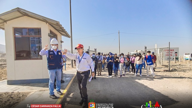 Con gran satisfacción, recibimos a los estudiantes de la Universidad Autónoma de Ica en nuestro Relleno Sanitario Municipal, donde se realiza la disposición final de los residuos sólidos, ademas de la valorización residuos orgánicos e inorgánicos. 🌱💼 Nuestro ingeniero a cargo, Andrés Palma, guió a los universitarios a través de un detallado recorrido por cada área y proceso involucrado en la recolección, compactación y disposición adecuada de los residuos de nuestra provincia. Los estudiantes demostraron un gran interés en el arduo trabajo de nuestro equipo técnico y colaboradores, planteando sus preguntas y recibiendo respuestas inmediatas.
Es un honor para nosotros ofrecer estos recorridos por nuestras instalaciones, y extendemos una cordial invitación a instituciones públicas y privadas para que conozcan más acerca de nuestro enfoque en la gestión integral de residuos sólidos. 🏢
#MunicipalidadProvincialDeChincha
#CompromisoQueTransforma
📱¡Estamos en Tik Tok!, síguenos en: https://www.tiktok.com/@muniprovindechincha