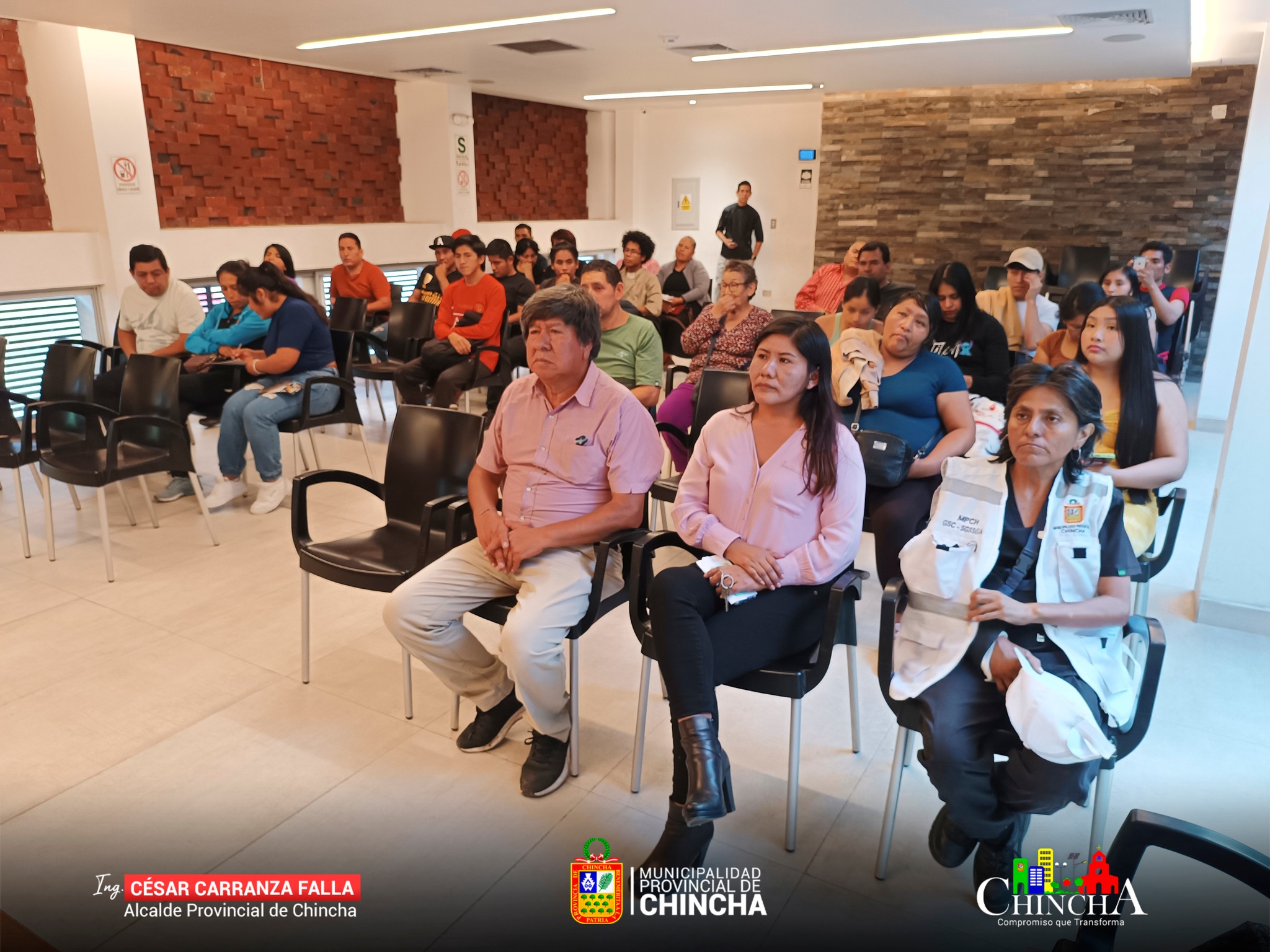 🔰Mediante el Área de la Sub Gerencia de Saneamiento Salud y Gestión Ambiental a cargo del Dr. Carlos Cano Guardia, se llevó a cabo una capacitación sobre las BUENAS PRACTICAS DE MANIPULACIÓN DE ALIMENTOS.
Donde el Lic. Carlos Gutierrez, docente de L´Bonnet Chincha explicó a las personas presentes del rubro gastronómico, el proceso de conservación, preparación y limpieza de los alimentos y establecimientos de comida.
📌Con el fin de fortalecer la salud pública, promoviendo las buenas prácticas de manipulación de alimentos.
#MunicipalidadProvincialDeChincha
#CompromisoQueTransforma
📱¡Estamos en Tik Tok!, síguenos en: https://www.tiktok.com/@muniprovindechincha