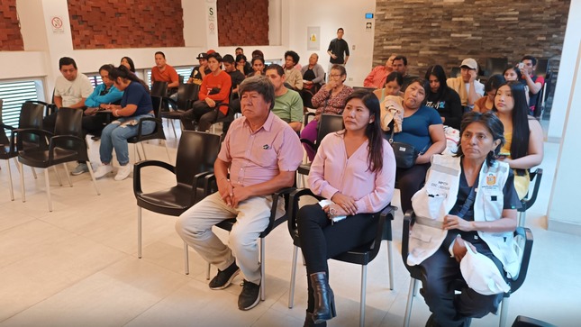🔰Mediante el Área de la Sub Gerencia de Saneamiento Salud y Gestión Ambiental a cargo del Dr. Carlos Cano Guardia, se llevó a cabo una capacitación sobre las BUENAS PRACTICAS DE MANIPULACIÓN DE ALIMENTOS.
Donde el Lic. Carlos Gutierrez, docente de L´Bonnet Chincha explicó a las personas presentes del rubro gastronómico, el proceso de conservación, preparación y limpieza de los alimentos y establecimientos de comida.
📌Con el fin de fortalecer la salud pública, promoviendo las buenas prácticas de manipulación de alimentos.
#MunicipalidadProvincialDeChincha
#CompromisoQueTransforma
📱¡Estamos en Tik Tok!, síguenos en: https://www.tiktok.com/@muniprovindechincha