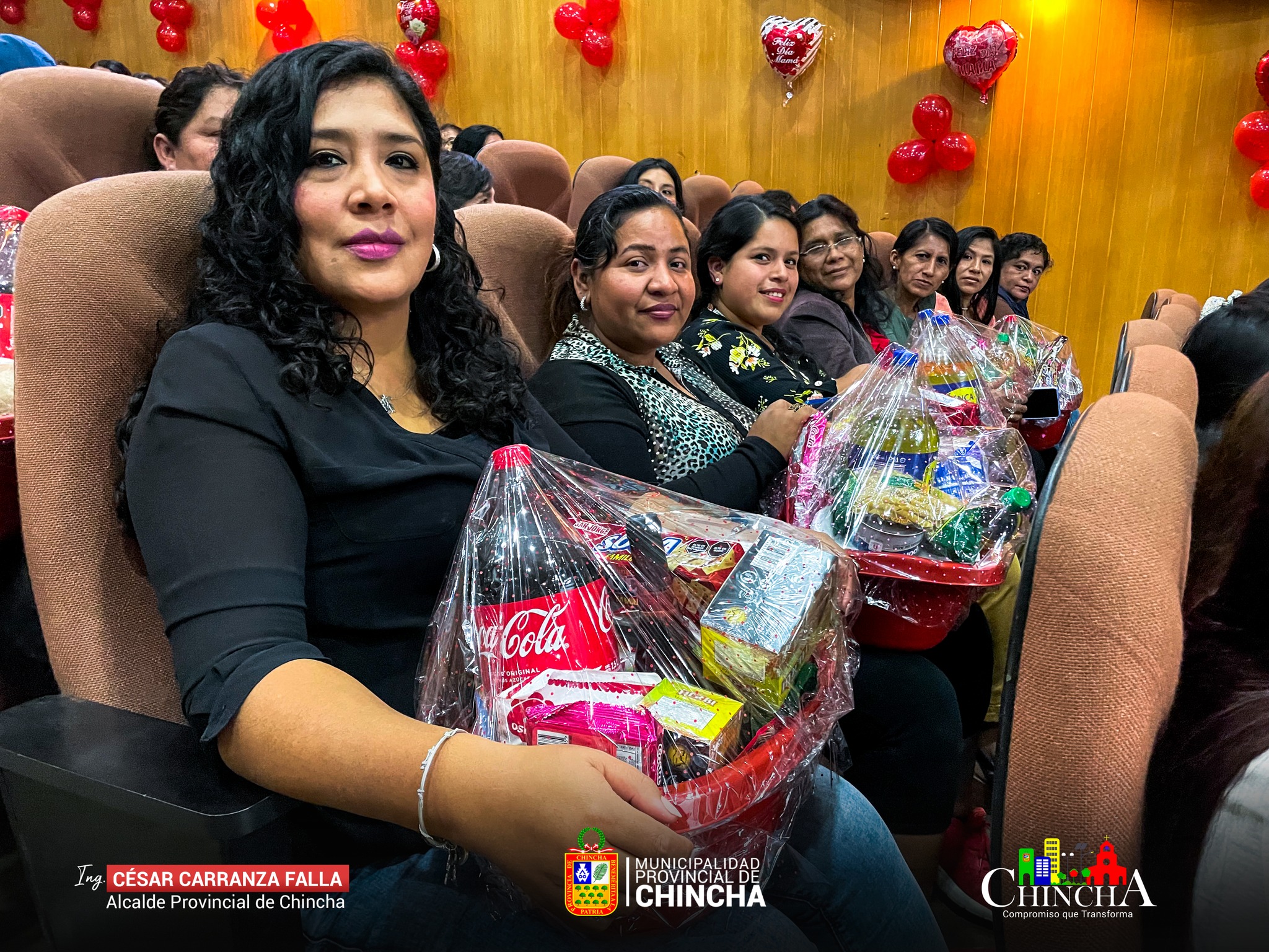 🌟 La Municipalidad Provincial de Chincha se enorgullece de honrar y celebrar a todas las madres que son parte fundamental de nuestra institución. En ocasión del Día de la Madre, hemos tenido el privilegio de entregar canastas especiales como muestra de nuestro reconocimiento y aprecio hacia su invaluable labor.
Además, como parte de esta celebración, organizamos un emocionante sorteo en el cual fueron premiadas con generosidad. 🎁 Entre los premios otorgados se incluyeron colchones, cocinas y otros regalos significativos. Esta iniciativa fue nuestra forma de expresar gratitud a todas las madres que dedican su tiempo y esfuerzo al servicio de la Municipalidad Provincial de Chincha.
Esperamos que estos gestos hayan contribuido a hacer aún más especial este día para todas las madres que forman parte de nuestra familia municipal. ¡Feliz Día de la Madre! 💐
#MunicipalidadProvincialDeChincha
#CompromisoQueTransforma
📱¡Estamos en Tik Tok!, síguenos en: https://www.tiktok.com/@muniprovindechincha