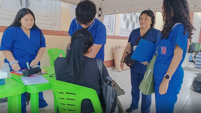 🔰El día de hoy se realizó una importante Campaña de Inocuidad de Alimentos y Prevención del Dengue en el mercado de Abastos de ciudad.
Esta labor se dio de manera coordinada entre la Municipalidad Provincial de Chincha, a través del área de la Sub Gerencia de Saneamiento, Salud y Gestión Ambiental, el Hospital San Jose de Chincha, SENASA y los estudiantes de la facultad de Medicina Humana (12°  ciclo) de la Universidad Universidad Privada San Juan Bautista 
Esta campaña tuvo como objetivo sensibilizar al consumidor y fomentar la compra saludable para salvaguardar la salud pública.
#MunicipalidadProvincialDeChincha
#CompromisoQueTransforma
📱¡Estamos en Tik Tok!, síguenos en: https://www.tiktok.com/@muniprovindechincha