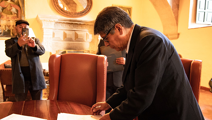 Momento de la firma.