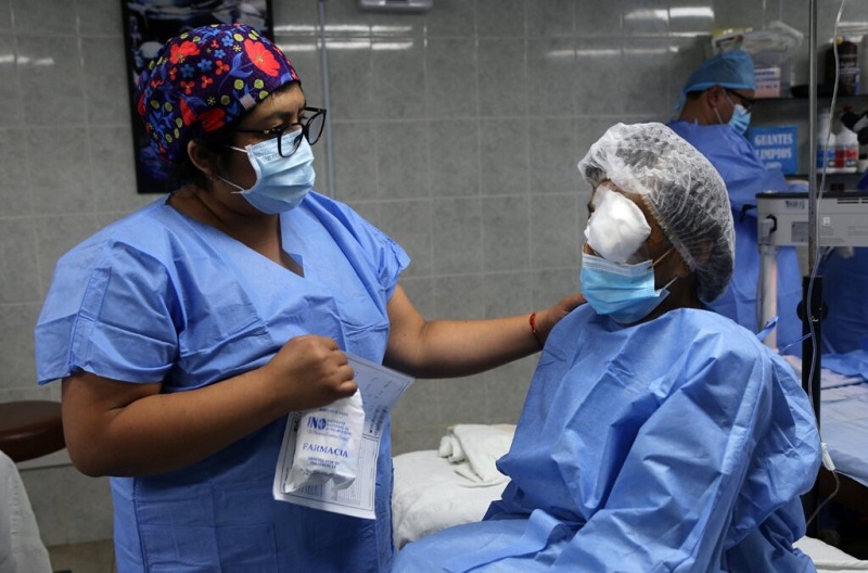 Personal asistencial del INO evalúa a paciente post operado de catarata en campaña realizada en Cutervo