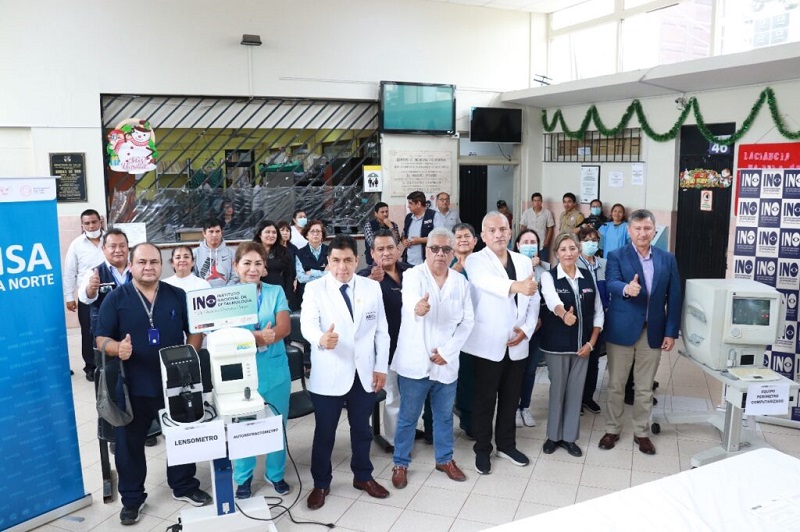 Representantes del INO, Diris Lima Norte y el CMI Rímac posan junto a los equipos transferidos