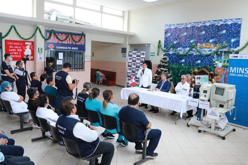 Director General del INO, M.O. Félix Torres Cotrina, hace uso de la palabra en la ceremonia de entrega de los equipos oftalmológicos