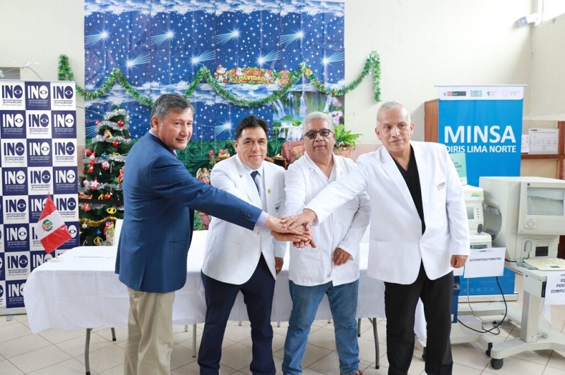 Autoridades de la Diris Lima Norte, INO y CMI Rímac luego de la ceremonia de entrega de los equipos oftalmológicos