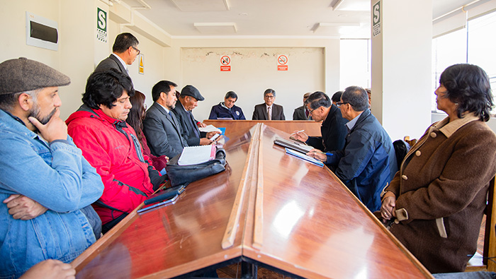 Autoridades, docentes y delegados de especialidades reunidos en la biblioteca del local de Versalles.