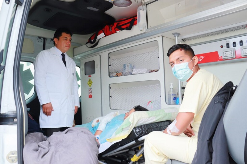 El Director General del INO, M.O. Félix Torres Cotrina, dentro de la ambulancia, supervisa personalmente la atención a los Sub Oficiales heridos