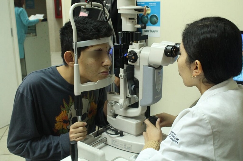 Especialista del INO atendiendo a un paciente con posible conjuntivitis