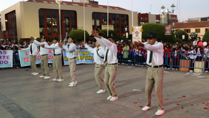 Puno: Mil escolares rechazan consumo de drogas a través del canto y baile