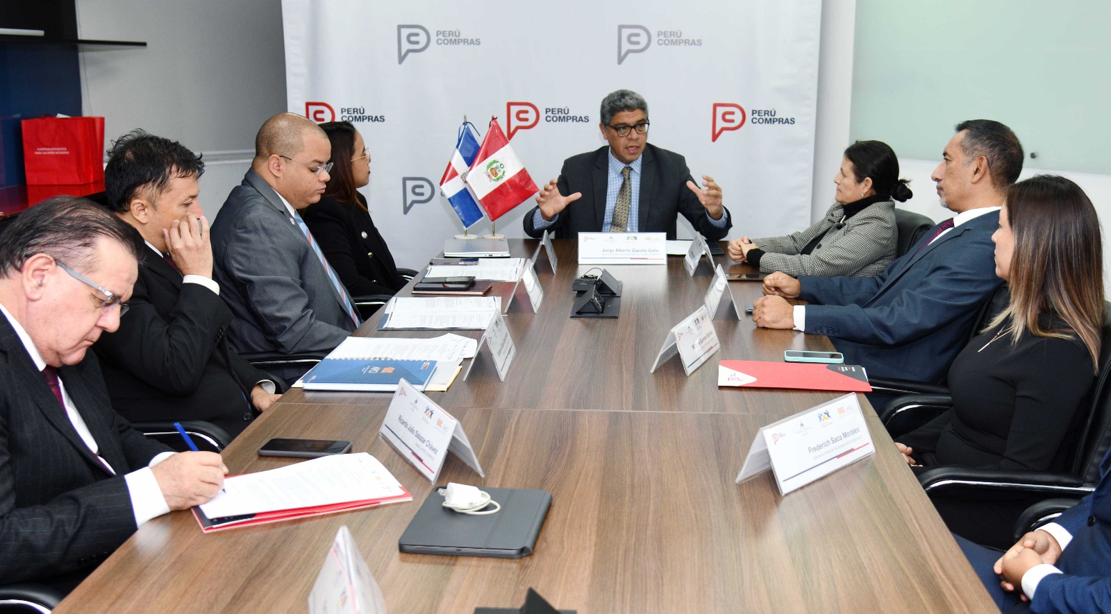 Foto de una de las reuniones bilaterales