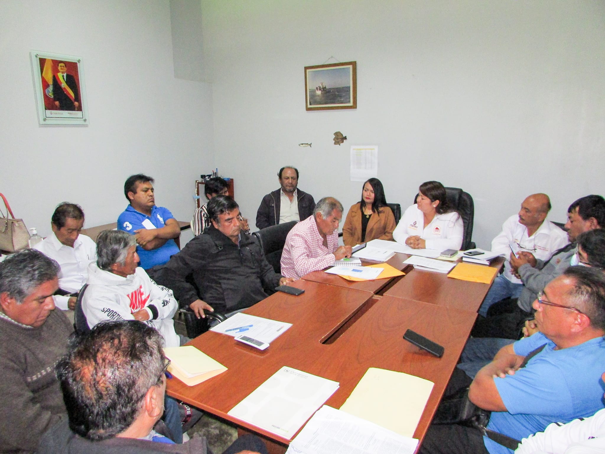 La titular de la Gerencia de Desarrollo Productivo, Ing. Medalit Montoya Cueva, sostuvo una reunión con representantes de asociaciones de pescadores con el fin de atender las preocupaciones ante los acontecimientos ocurridos en las últimas semanas respecto a la exploración de petróleo en el litoral lambayecano.
En el desarrollo de la reunión se tomaron acuerdos conjuntos donde los representantes de cada asociación y del Gore Lambayeque puedan realizar visitas a los órganos estatales competentes con el fin de tomar acciones ante la problemática que aqueja a este importante sector de la región.