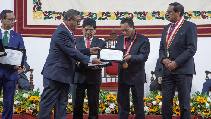 Rector de la Unasam fue reconocido como egresado de la UNT