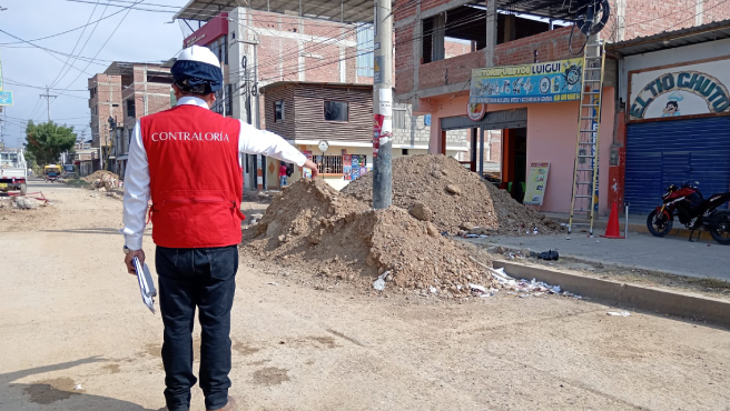 La Contraloría General reveló que el Servicio de Saneamiento Tumbes (SST) comunicó el 7 de febrero a la Dirección de Transportes el estado situacional de las redes de agua potable en las calles Jr. Elías Aguirre, Av. Aviación, Jr. Efraín Arcaya y calle Enrique López, donde se realizan trabajos por la obra de reparación de pistas en la Av. Fernando Belaunde Terry, e informó que estas tienen una antigüedad entre 21 y 26 años.