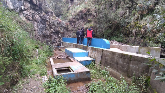 La Contraloría General alertó que funcionarios de la Municipalidad Distrital de Julcán aprobaron la suspensión de la obra “Mejoramiento del servicio de agua potable y creación del servicio de alcantarillado sanitario en el barrio de Jatunmallqui”, distrito Julcán, provincia Jauja, sin sustento técnico ni legal. Además, no realizaron el cobro de penalidad por retraso injustificado en la ejecución de la obra ocasionando un perjuicio económico por S/ 122 252.74.