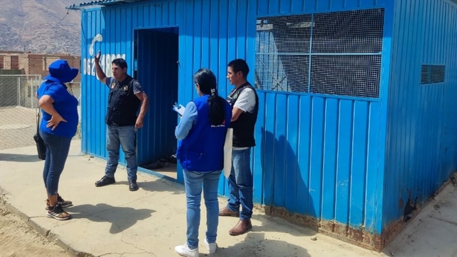 En efecto, tras recibir las quejas de la ciudadanía, la sede defensorial supervisó, junto con la Estrategia Barrio Seguro del Ministerio del Interior y la Comisaria de Huánuco, la caseta en el A. H. Leoncio Prado, ubicada al costado de la capilla Las Moras, donde se verificó que se encuentra deteriorada, ausencia de calaminas, falta de fraccionamiento de los servicios higiénicos y no cuentan con servicio eléctrico.