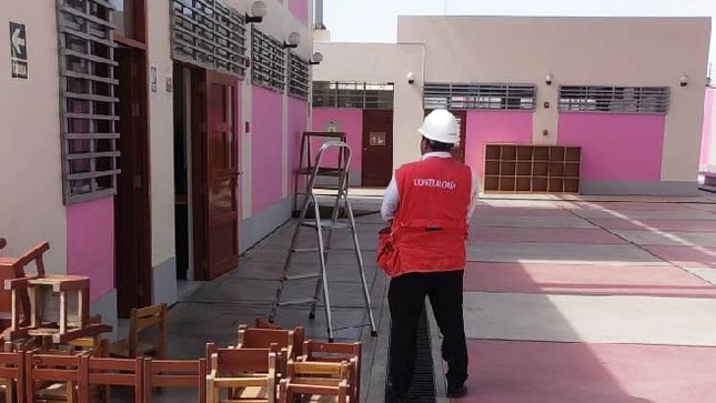 La Contraloría General alertó a la Municipalidad Provincial del Santa sobre la existencia de penalidades sin aplicar y cobrar al contratista de la obra liquidada del colegio San Juan de Chimbote, donde también se constataron defectos de construcción, hechos que afectarían el cumplimiento del contrato y la inversión total, y generaría perjuicio a la entidad, así como gastos adicionales en reparaciones de la infraestructura en uso.