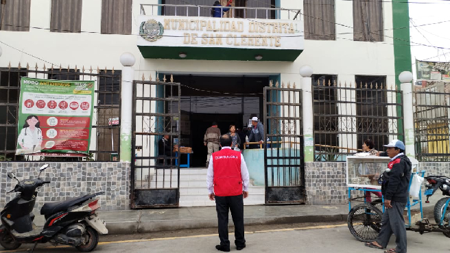 La Contraloría General detectó que durante el año 2023 las Municipalidades Distritales de San Clemente y Huancano, en la provincia de Pisco, fraccionaron la compra de combustible para sus instituciones mediante contrataciones menores a las 8 Unidades Impositivas Tributarias (S/39 200) en beneficio de un solo proveedor en cada entidad, pese a que correspondía por ley realizar un proceso de selección que permita garantizar la pluralidad en la elección de un postor con el cual firmar un contrato único en el que se garantice el cumplimiento de la adquisición y las especificaciones de calidad.