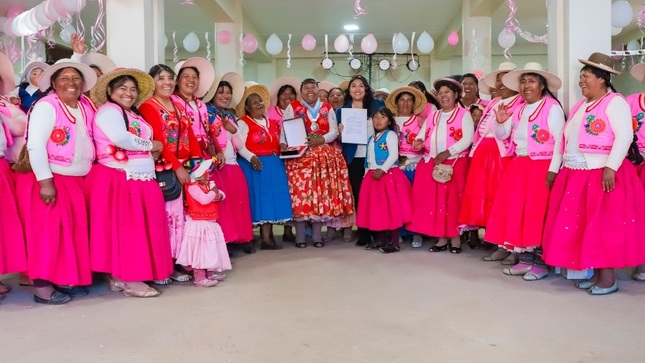 Municipalidad de Puno saluda a la “Asociación de mujeres artesanas Qot t’ika flor de lago” por su IV aniversario