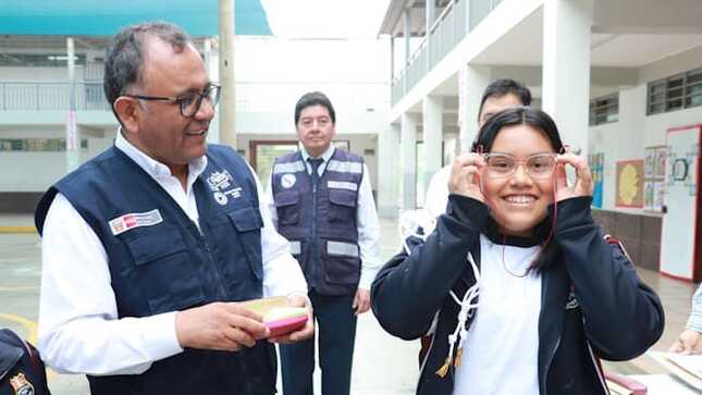 La Victoria: Instituto Nacional de Oftalmología entrega lentes correctivos a 79 escolares del nivel primario