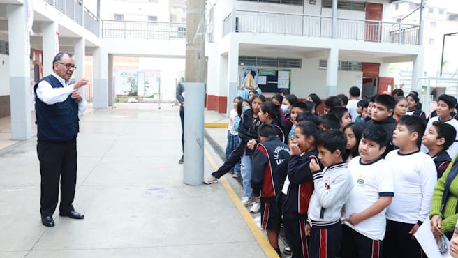 La Victoria: Instituto Nacional de Oftalmología entrega lentes correctivos a 79 escolares del nivel primario