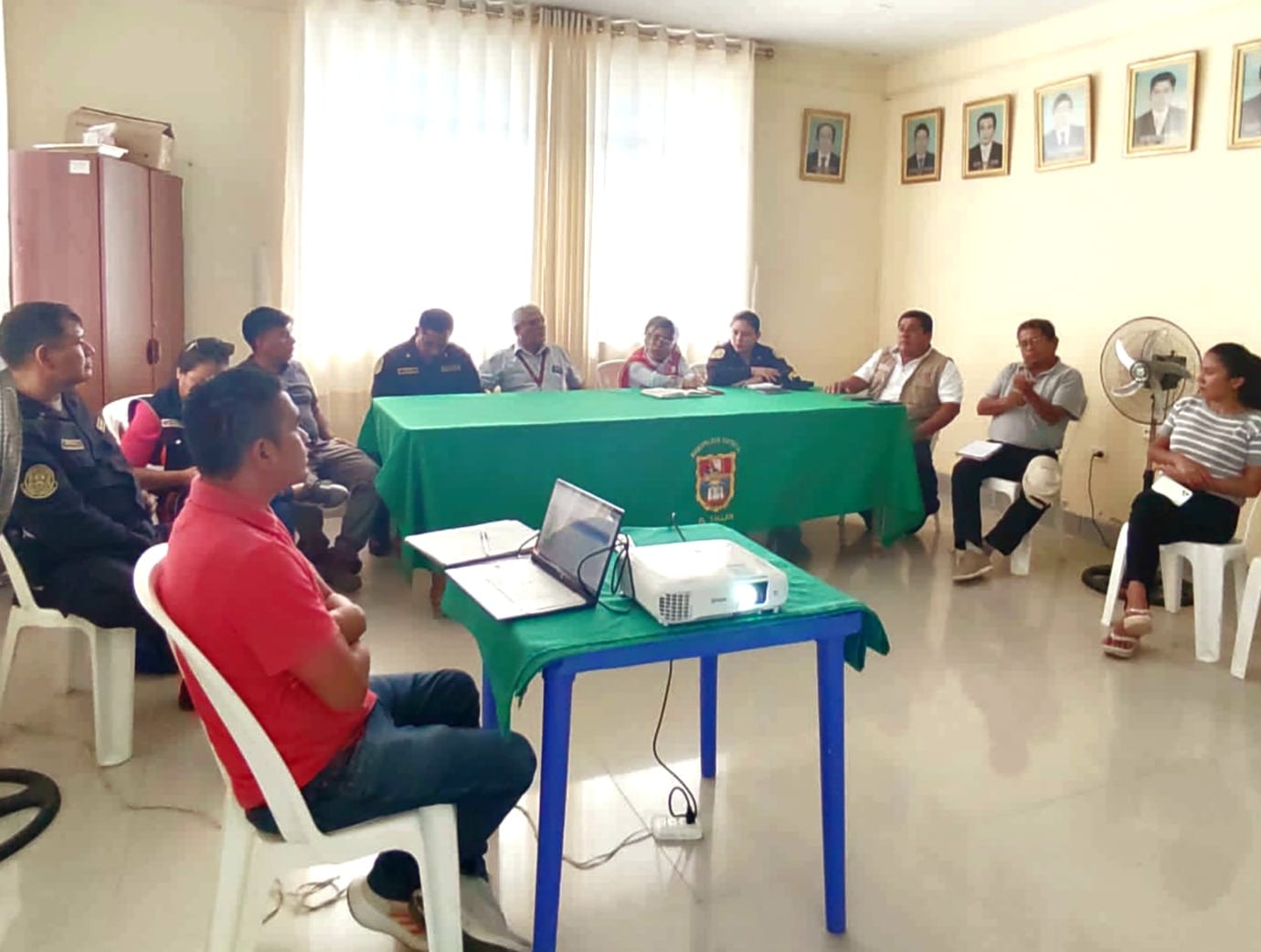 Reunión para prevenir la violencia familiar y a la mujer