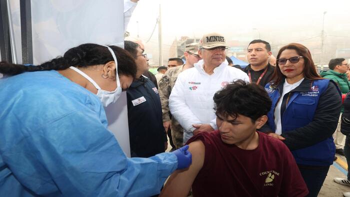 Ministro de Defensa supervisó acción cívica y entrega de donaciones en San Juan de Miraflores
