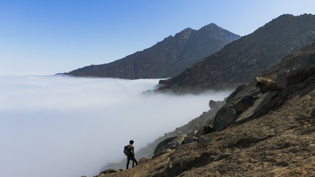 Imponente colchón de nubes y avistamiento de zorros durante ascenso al Cerro Ochiputur